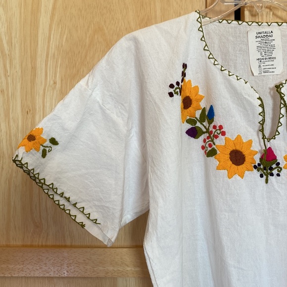 Cancun Mexico White Hand Sewn Sunflower Embroidered Short Sleeve Boxy Top NWT - Picture 4 of 10